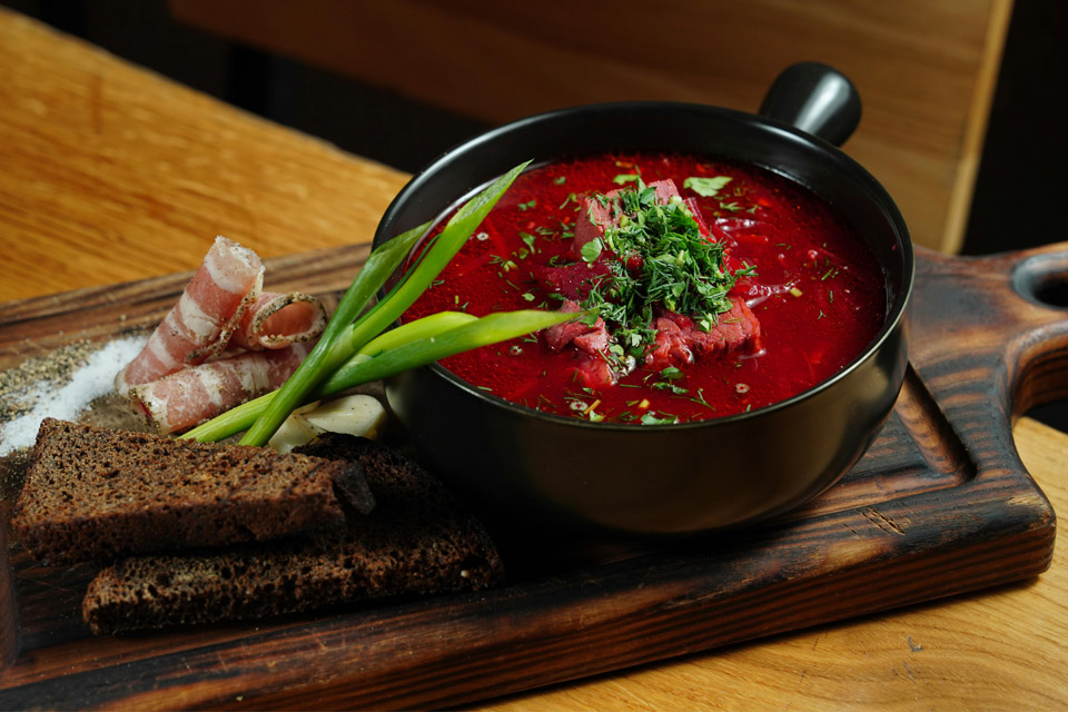 Борщ с салом, луком и солью на столе